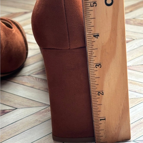 Michael Kors chunky Camel color pumps. - Picture 4 of 7